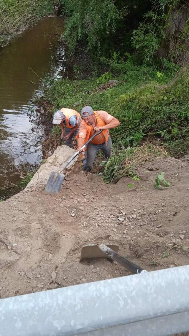 У селі на Рівненщині рятують міст, який підмила велика вода (ФОТО)
