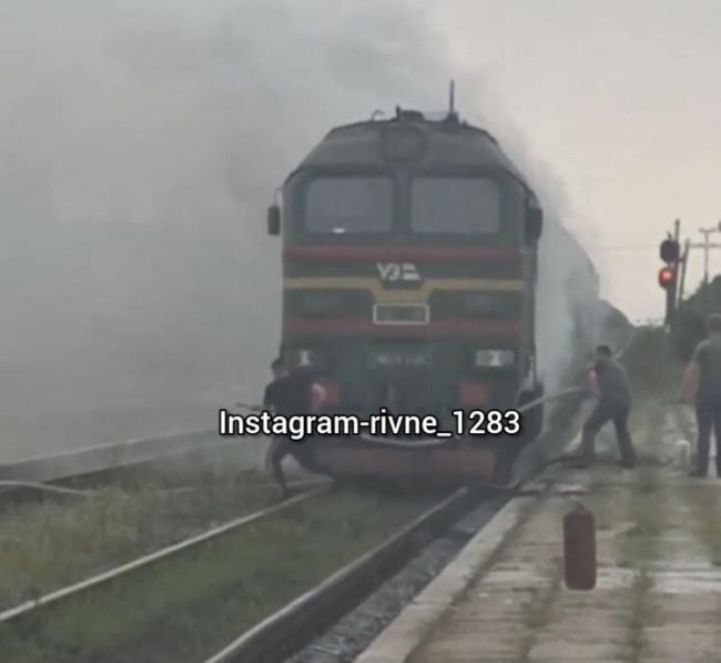 У селі на Рівненщині загорівся поїзд (ВІДЕО)