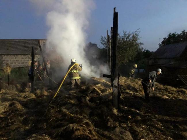 У селі на Рівненщині згоріло біля 10 тонн сіна та соломи (ФОТО)