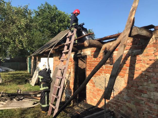 У селян на Рівненщині згоріла частина будівлі та домашні речі (ФОТО)