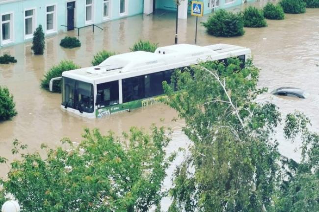 Велика вода у Керчі: "попливли" дині та кавуни, затопило вулиці (ФОТО+ВІДЕО)