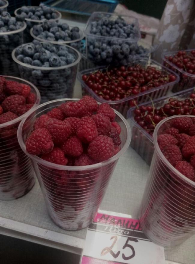 Найдорожча ягода сезону на продуктовому ринку у Рівному: огляд цін (ФОТО)