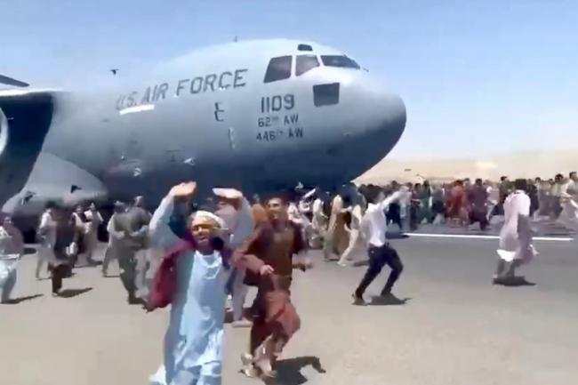 Зачепилися за останній літак і зірвалися вниз - жахливі кадри з Кабула (ВІДЕО)