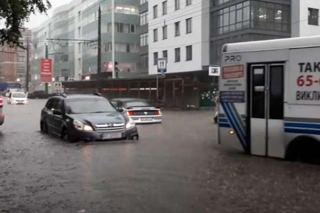 Підтоплені вулиці та повалені дерева: у Хмельницькому пронісся буревій (ВІДЕО)