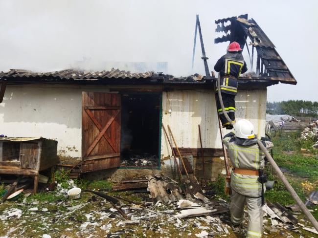 Згоріли сіно та домашні речі: у селі на Рівненщині боролися з пожежею