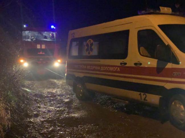 Злива розмила дорогу: на Рівненщині вночі медики "екстренки" не могли дістатись до хворої жінки
