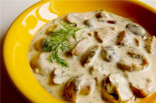 Білі гриби в сметанному соусі з овочами: простий покроковий рецепт