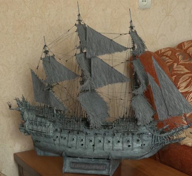 «Чорна перлина», «Летючий голландець», «Королева Анна»: майстер з Рівненщини робить моделі відомих кораблів