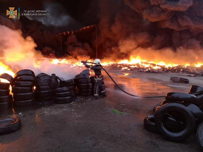 Горіли близько 10 тисяч шин: у Київській області сталась масштабна пожежа