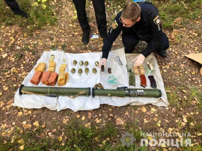 На Рівненщині під час навчань на кордоні з Білоруссю виявили ящик зі справжньою зброєю
