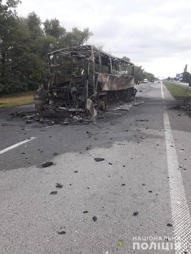 Люди їхали з Польщі: у Житомирській області пасажирський автобус згорів після зіткнення з автовозом
