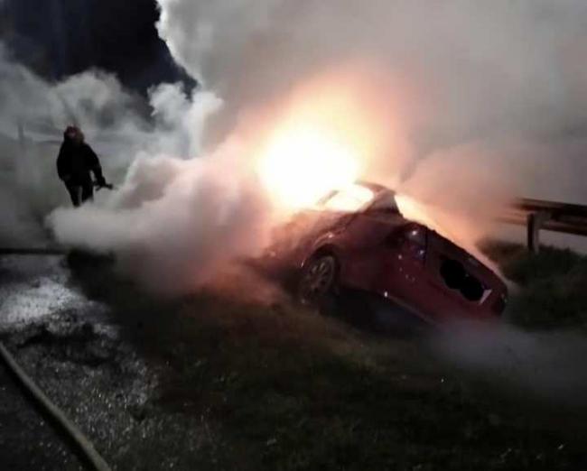 На Дубенщині під час руху загорілось авто: водій у лікарні (ФОТО)