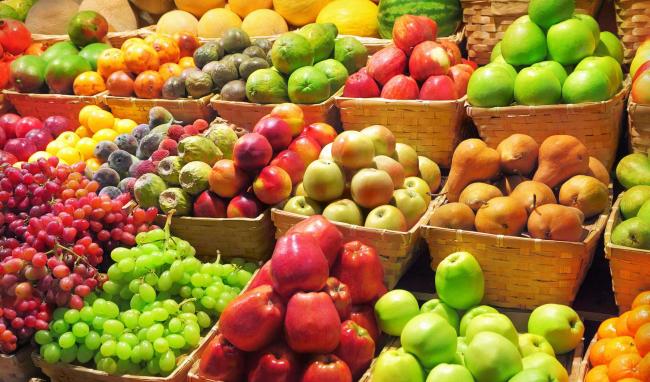 Як правильно зберігати фрукти та ягоди