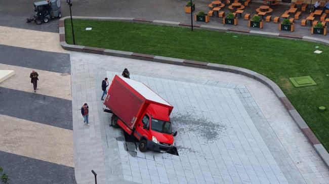 Не протримався і доби: у Києві вантажівка провалилась у новий фонтан (ФОТОФАКТ)