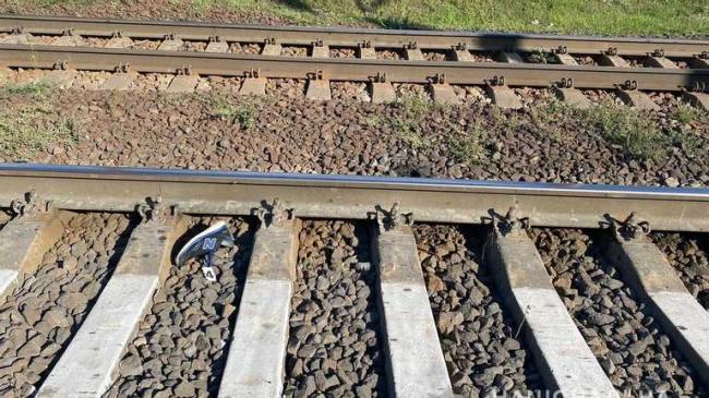 Переходив колії у навушниках: на Київщині поїзд на смерть збив школяра