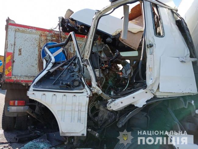 Постраждав водій і дорожник: відомі деталі автотрощі з вантажівками на Рівненщині