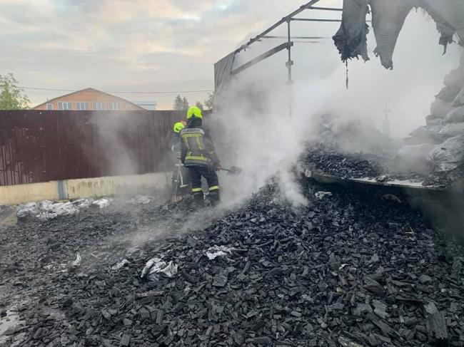 Рятувальники показали, як у Рівному горіла вантажівка з вугіллям (ВІДЕО)