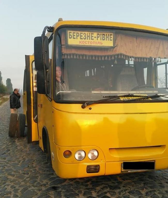 "Ще трохи, і були б у кюветі": на Рівненщині у автобуса відпало два колеса (ФОТОФАКТ)