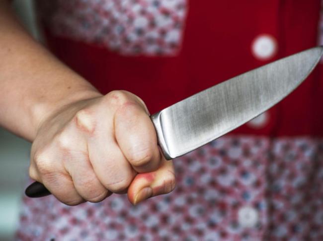 Конфлікт через ревнощі: у Рокитному жінка завдала ножове поранення співмешканцю
