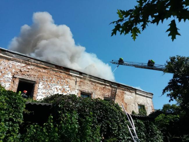 У Дубні 15 рятувальників гасили пожежу у закинутому будинку (ФОТО)