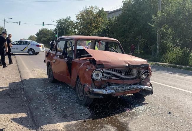 У місті Дубно ВАЗівка врізалась у попутній автомобіль: на місці події є поліція і медики