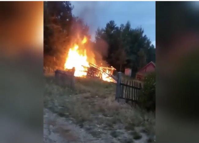 У селі на Рівненщині вщент згоріла господарська будівля (ВІДЕО)