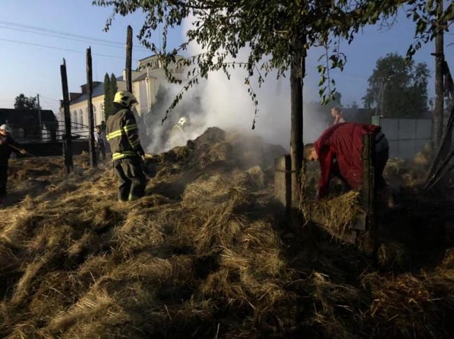 У селі на Рівненщині згоріла господарча будівля і 40 тюків соломи