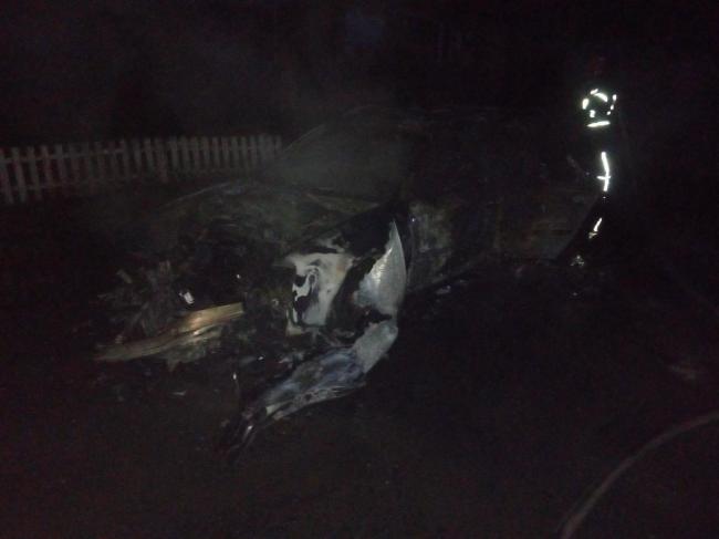 Вогонь повністю охопив авто: у Рівненському районі вщент згорів легковик AUDI (ФОТО)