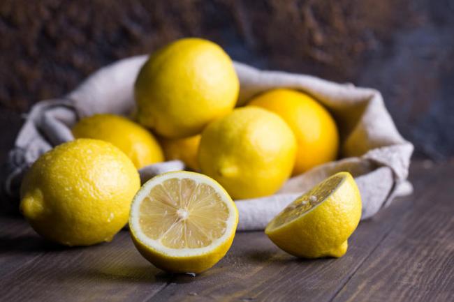 Як за допомогою лимона зупинити головну біль?