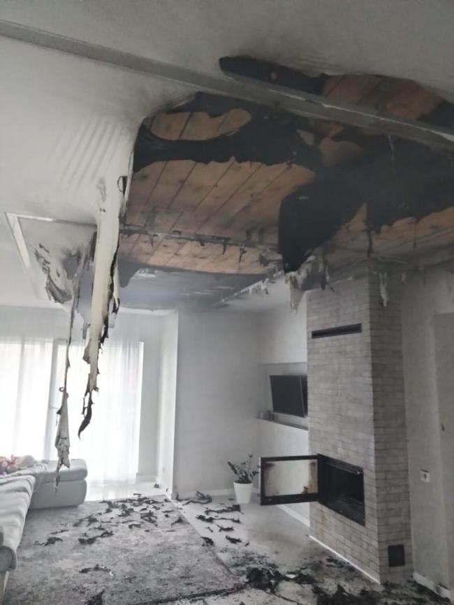 Згоріла натяжна стеля та частина перекриття будинку: біля Рівного сталась пожежа (ФОТО)