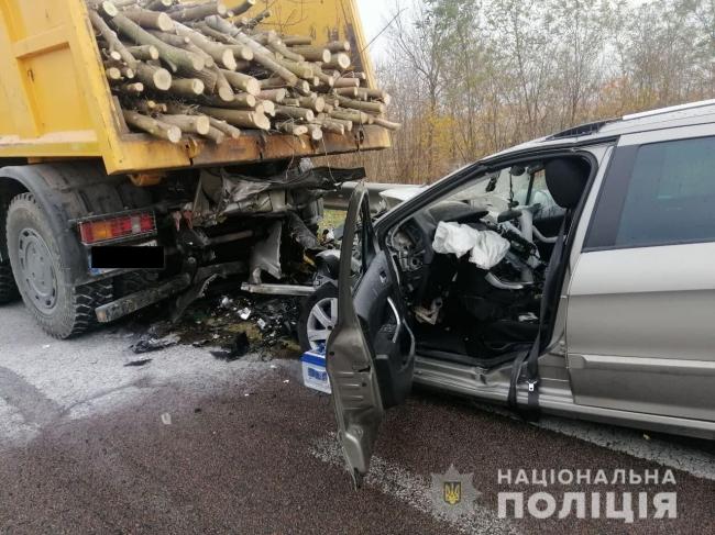 Врізався у припарковану вантажівку: у аварії на Рівненщині загинув житель Полтави (ВІДЕО)