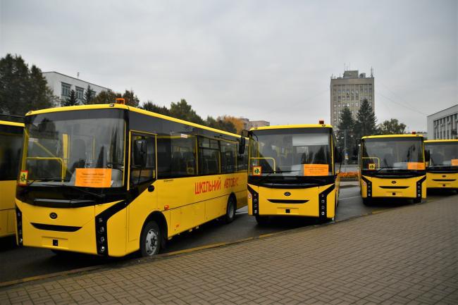 Для школярів Рівненщини закупили 15 новеньких автобусів