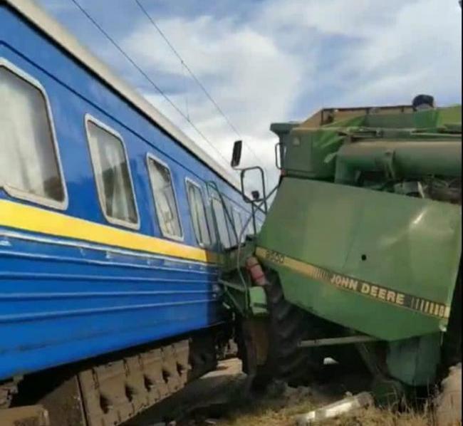 На Київщині комбайн протаранив поїзд "Бахмут-Львів"