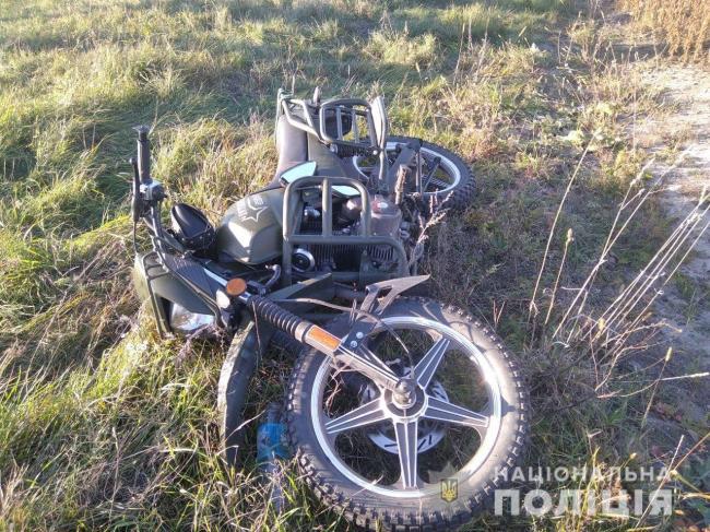 На Рівненщині 47-річний мотоцикліст злетів з дороги і пошкодив шию