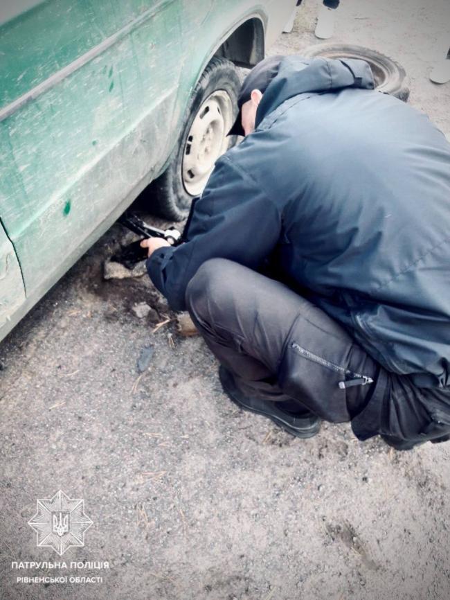 На Рівненщині патрульні допомогли водійці ВАЗу замінити колесо