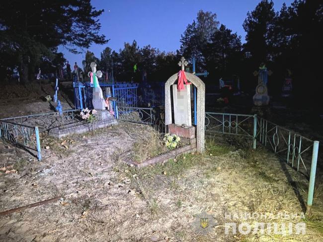 Демонтовані хрести та огорожа: на Рівненщині вандали пошкодили більше десятка могил на кладовищі
