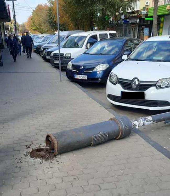 У Костополі опора освітлення впала на припарковане авто (ФОТОФАКТ)