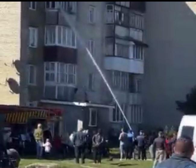 У Костополі загорівся балкон у багатоповерхівці (ВІДЕО)