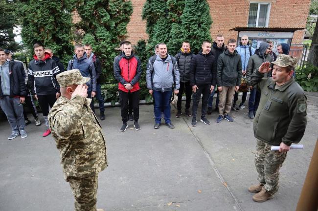 У місті на Рівненщині до армії проводжали 25 юнаків (ФОТО)