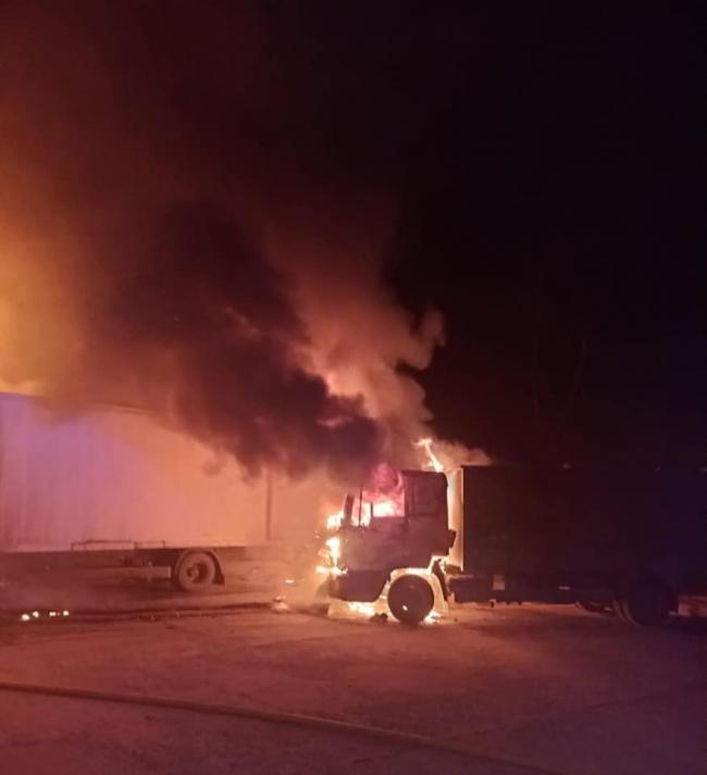 У місті на Рівненщині загорілись дві вантажівки (ФОТО)