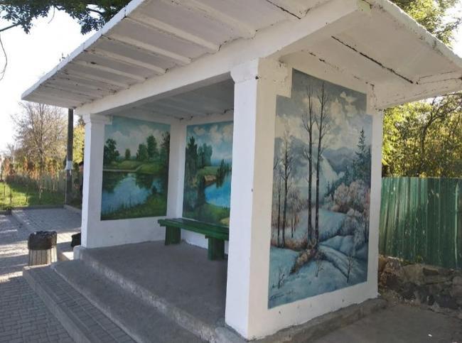 У селі на Рівненщині художник зробив із зупинки виставку картин (ФОТО)