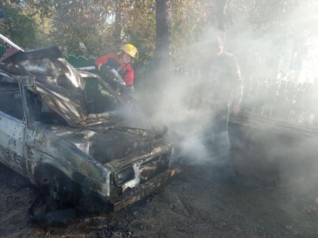 У селі на Рівненщині під час ремонту загорілось авто: вогонь ледь не перекинувся на будинок