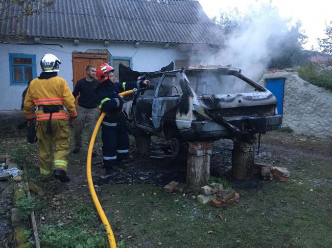 У селі на Рівненщині вщент згорів автомобіль