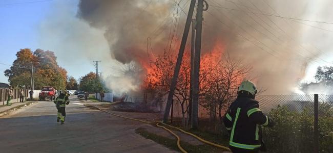 У селі на Поліссі спалахнула будівля: сусіди зняли це на відео 