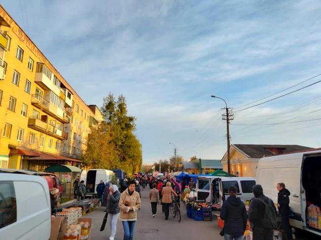 "Врожаю багато, а покупців мало": у Квасилові відбувся сільськогосподарський ярмарок