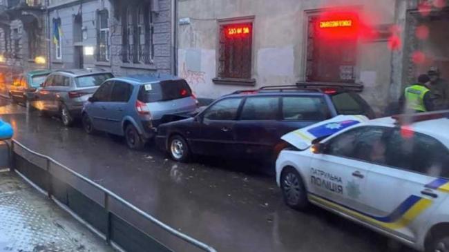 У Львові патрульні розбили 4 припарковані авто (ФОТОФАКТ)