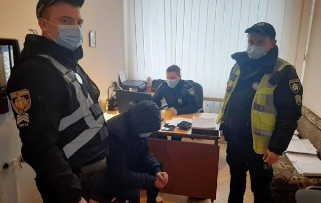 На Львівщині п`яний чоловік із ножем погрожував перехожим і напав на поліцейських