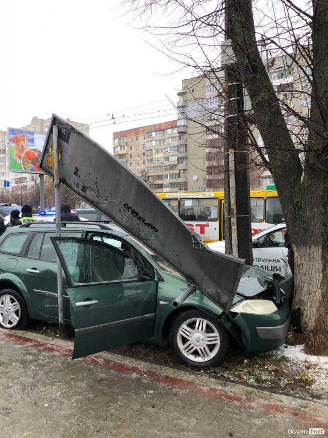 Людей підкинуло від удару: з`явилось відео моменту ДТП у Луцьку (ВІДЕО)