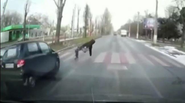 Послизнувся та впав під колеса: у мережі з`явилося відео моменту наїзду на пішохода в Одесі