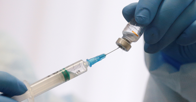 В Україні дозволили бустерну дозу вакцини медикам та працівникам інтернатів
